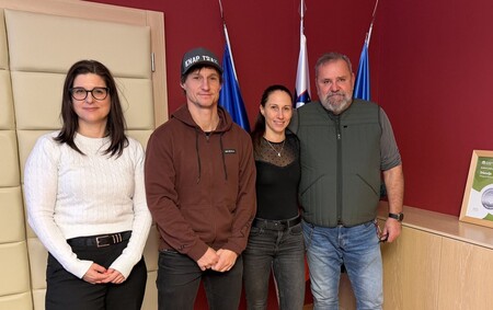 (Iz desno proti levi - požupanja Vesna Jesih, Iztok Deželak, Anja Deželak, župan mag. Zoran Poznič