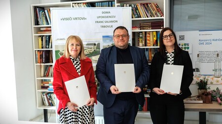 Podpis pisma o nameri za gradnjo novega oddelka v domu upokojencev