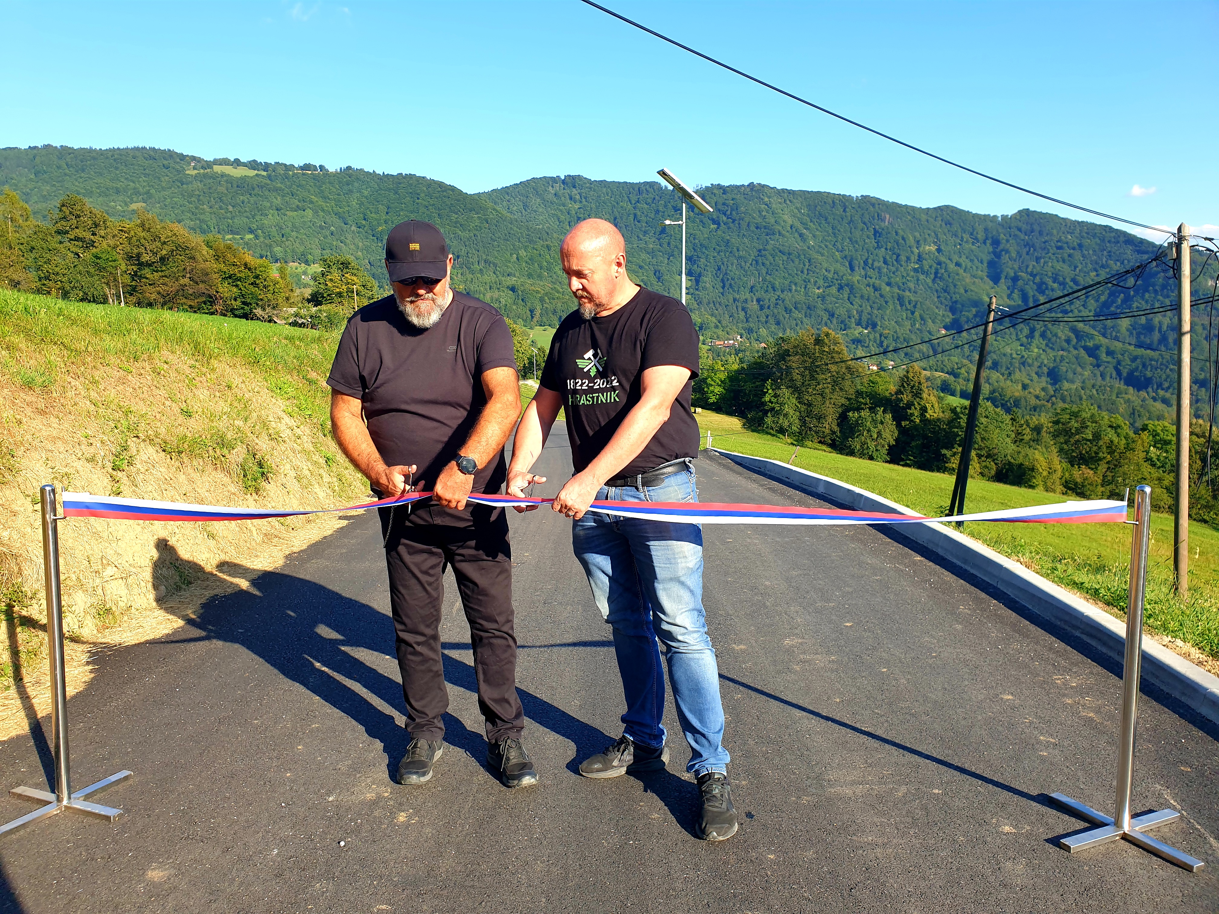 Otvoritveni trak sta prerezala župan Zoran Poznič in predsednik krajevne skupnosti Matej Kuhar.